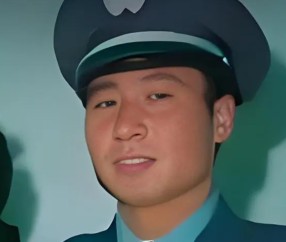 王学成1983年驾机叛逃到台湾，邓丽君前去接见他时低声耳语